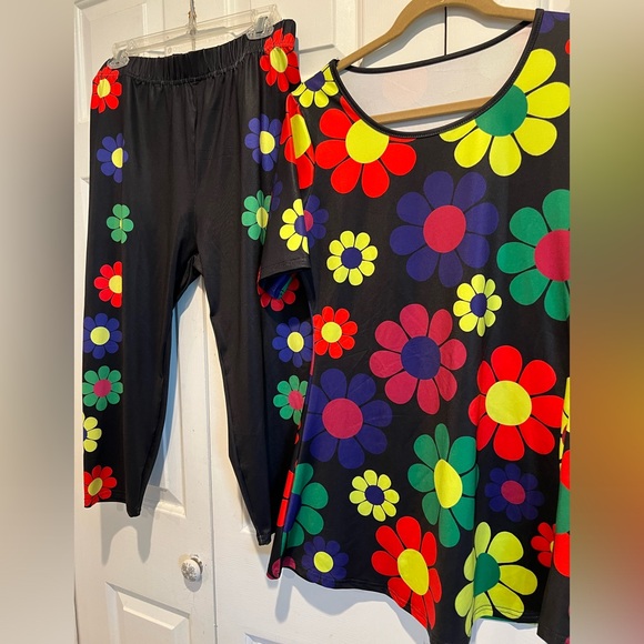2 Pc Set / PJs, Costume, Loungewear🌼Black Capri, Pants & Flower Top / 70’s Look - Picture 6 of 10